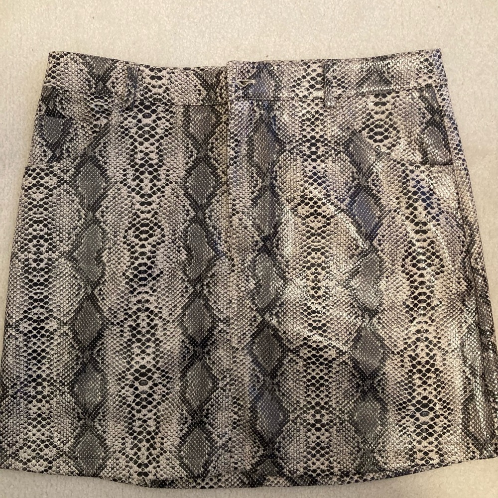 NWT Suzy Shier Black and Gray Snake Print Mini Skirt size large